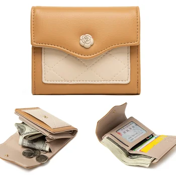 в чантата си, жена е кратък и опростен модерен малък портфейл с катарама пресен в контрастен цвят, с три гънки